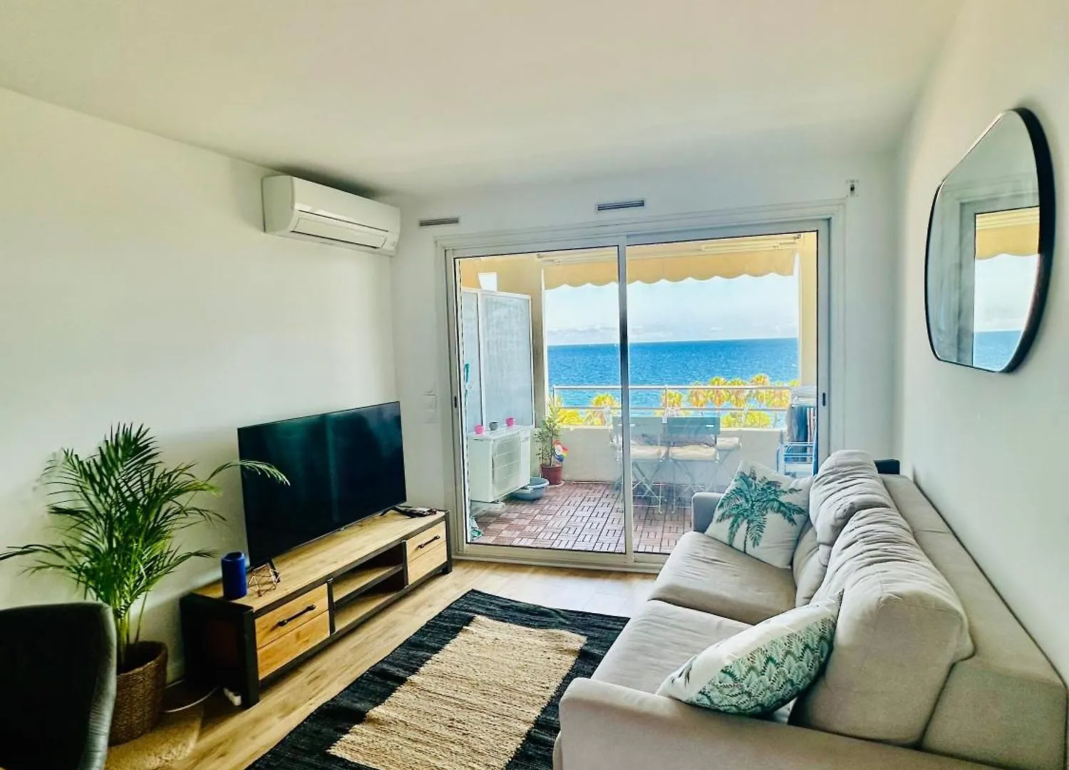 Cote D'Azur Charm, Studio Apartment With Panoramic Seaview In Nice
